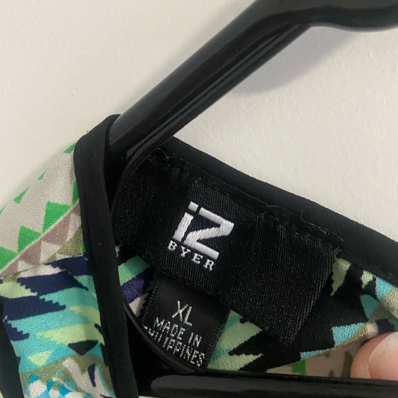 Silk geometric tank top v-neck with crisscross front - Picture 3 of 3